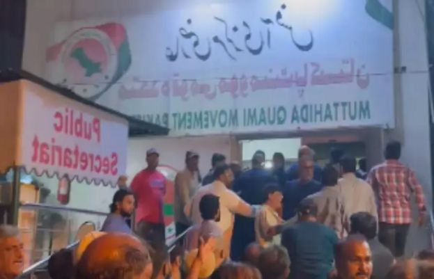 ایم کیو ایم میں خالد مقبول اور مصطفیٰ کمال گروپ کے حامیوں کے درمیان ہاتھا پائی اور ہوائی فائرنگ، متعدد کارکنان زخمی